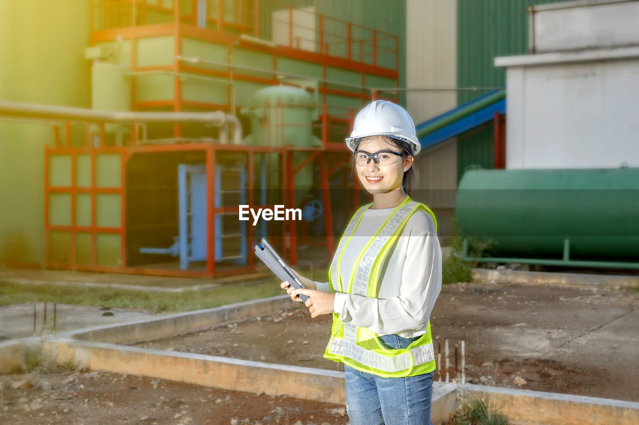 MAN WORKING ON CONSTRUCTION SITE