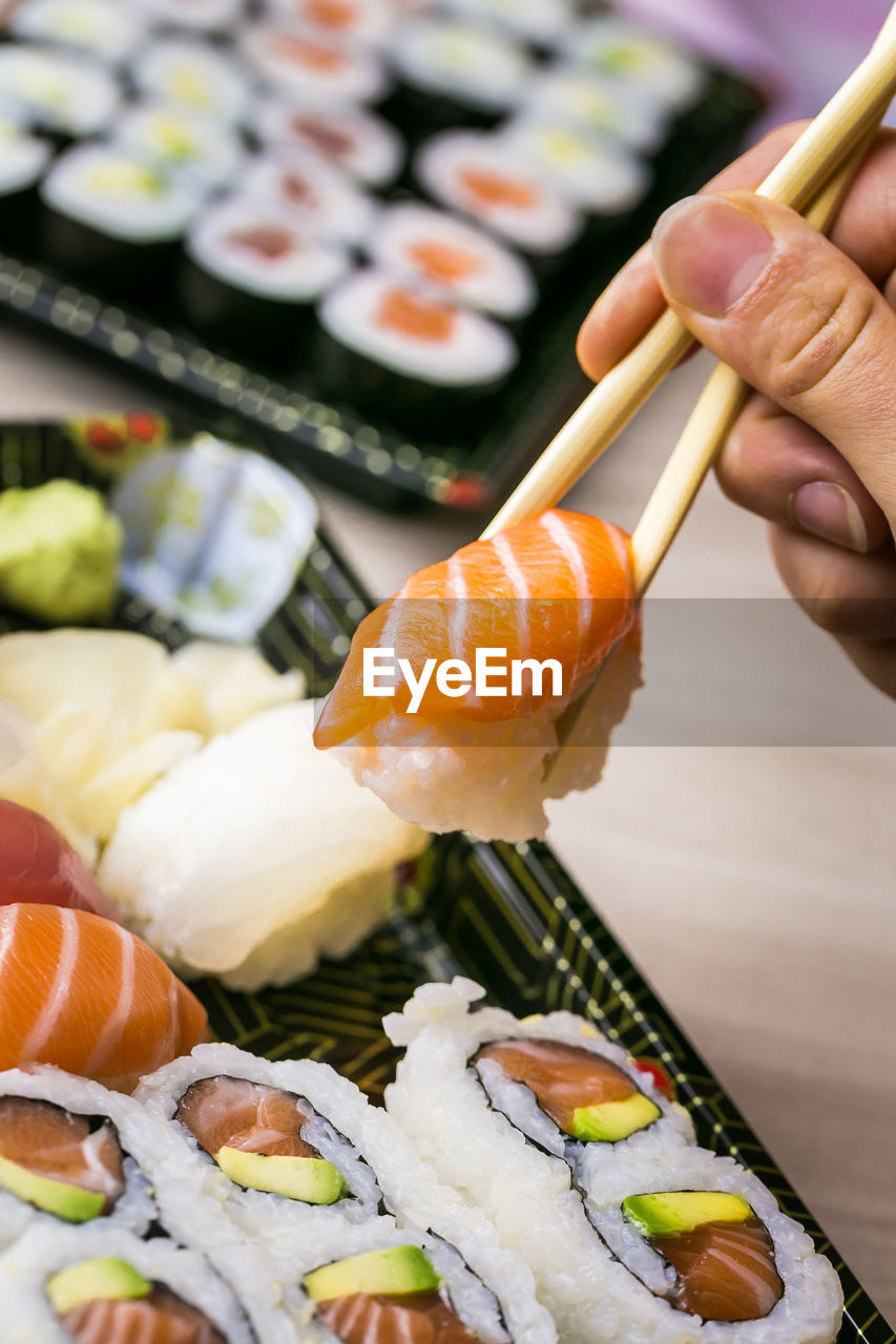 CLOSE-UP OF SUSHI IN TRAY