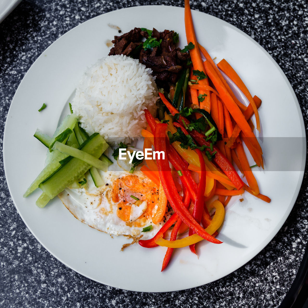 HIGH ANGLE VIEW OF FOOD IN PLATE