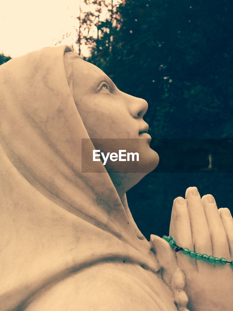 Statue of praying woman