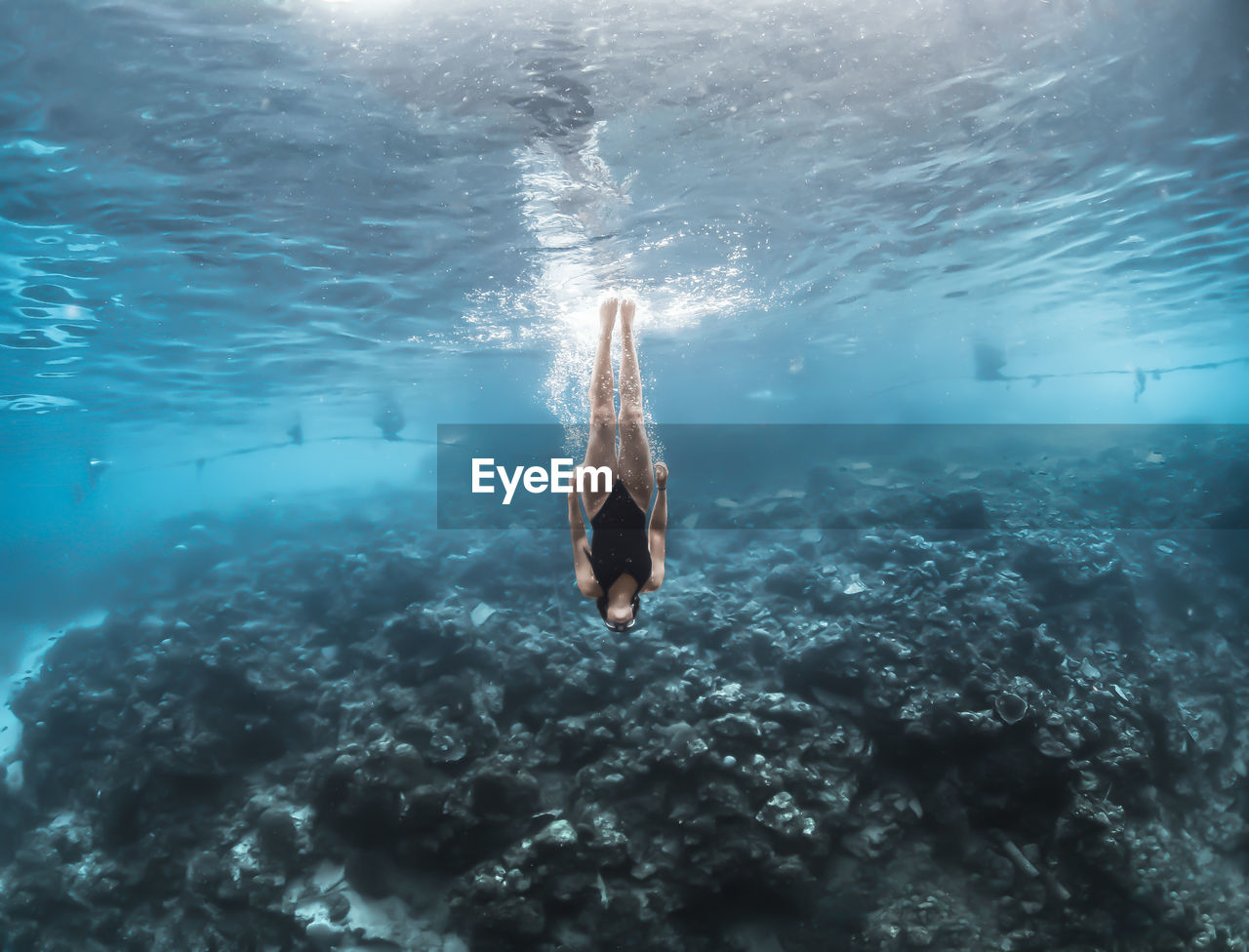 WOMAN SWIMMING UNDERWATER