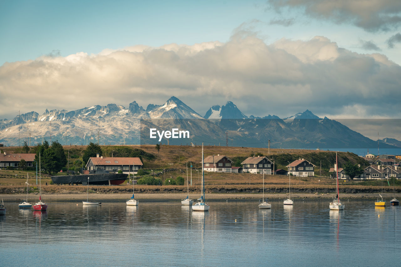 SCENIC VIEW OF LAKE AGAINST MOUNTAINS