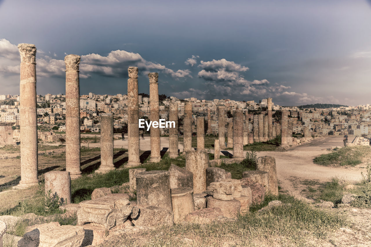 OLD RUINS OF BUILDING AGAINST CLOUDY SKY