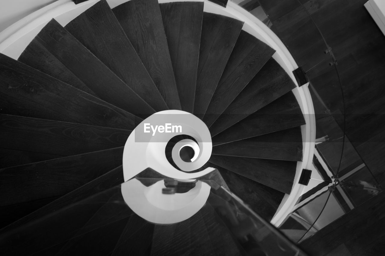 black, staircase, spiral, black and white, monochrome, steps and staircases, spiral staircase, circle, monochrome photography, white, wheel, architecture, light, aircraft engine, built structure, railing, pattern, no people, indoors, darkness