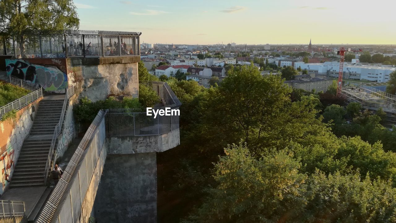 HIGH ANGLE VIEW OF BUILT STRUCTURE AGAINST SKY