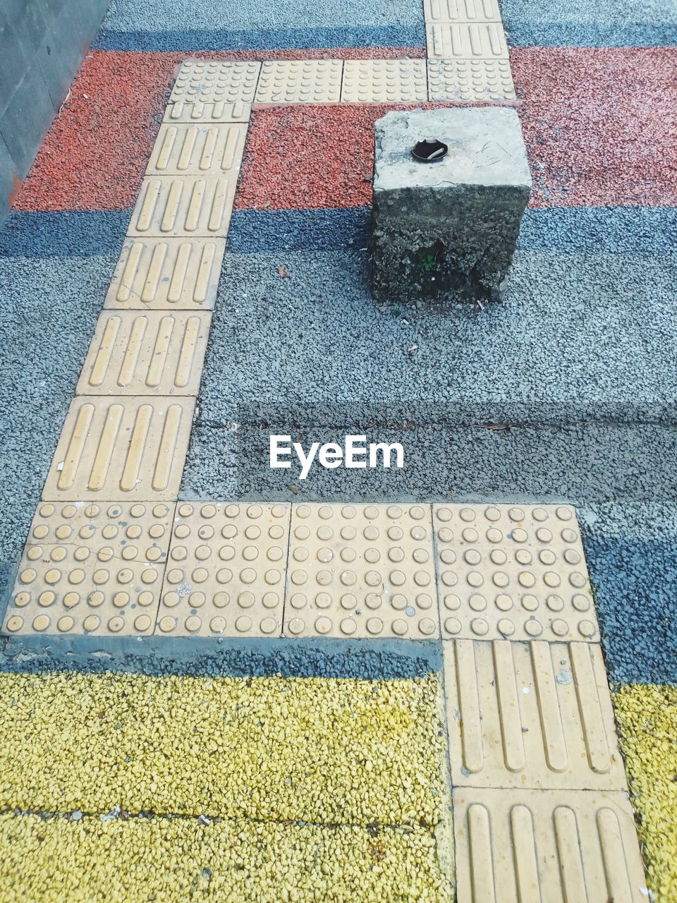 HIGH ANGLE VIEW OF ARROW SIGN ON STREET