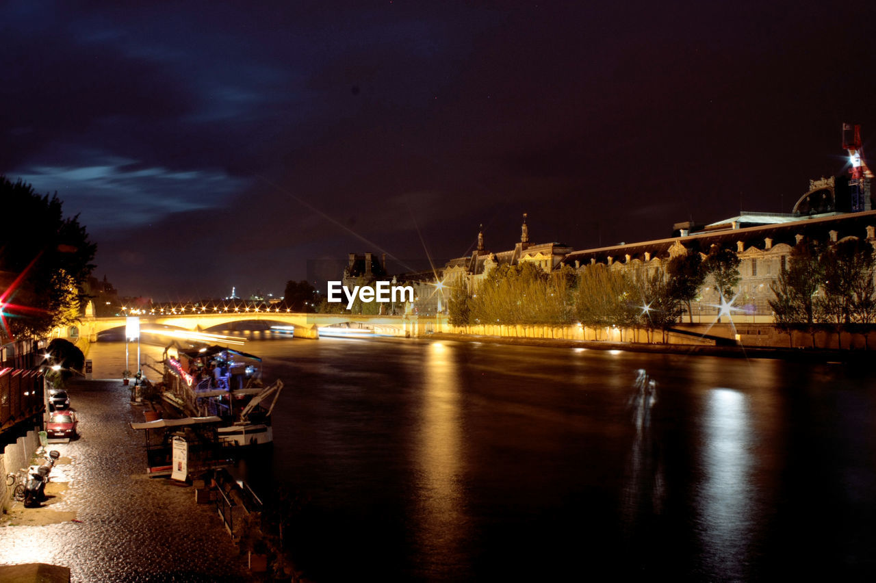 VIEW OF ILLUMINATED STREET LIGHTS IN THE DARK