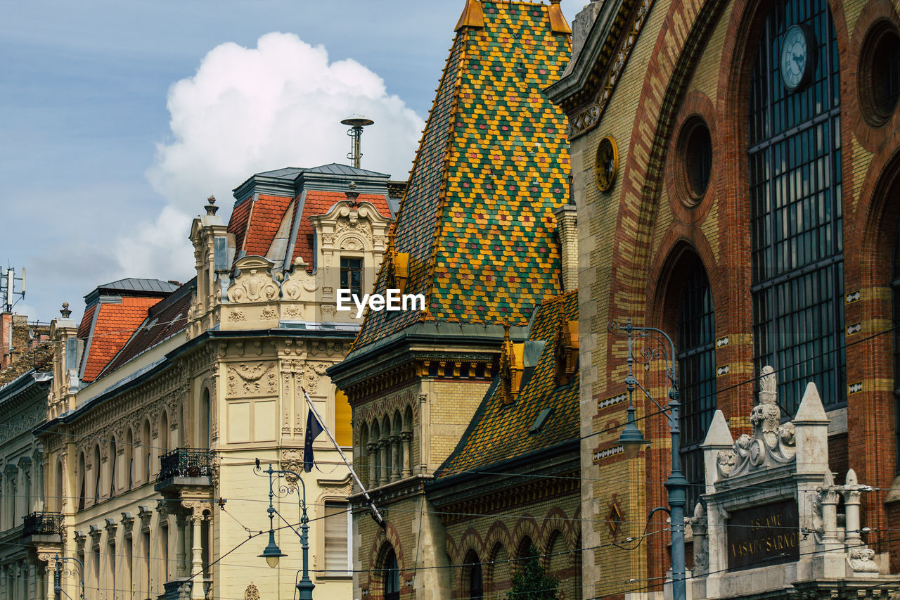 LOW ANGLE VIEW OF BUILDINGS IN CITY