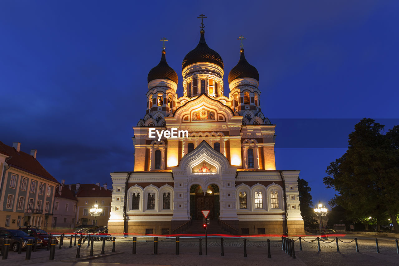 LOW ANGLE VIEW OF ILLUMINATED BUILDING AT NIGHT