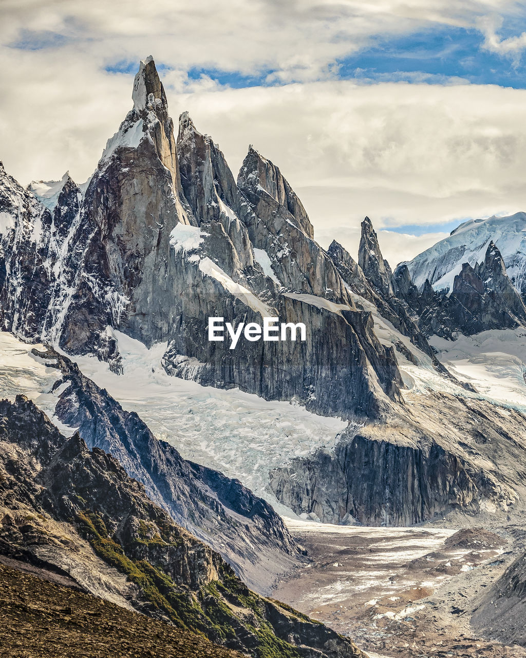 SNOWCAPPED MOUNTAIN AGAINST SKY