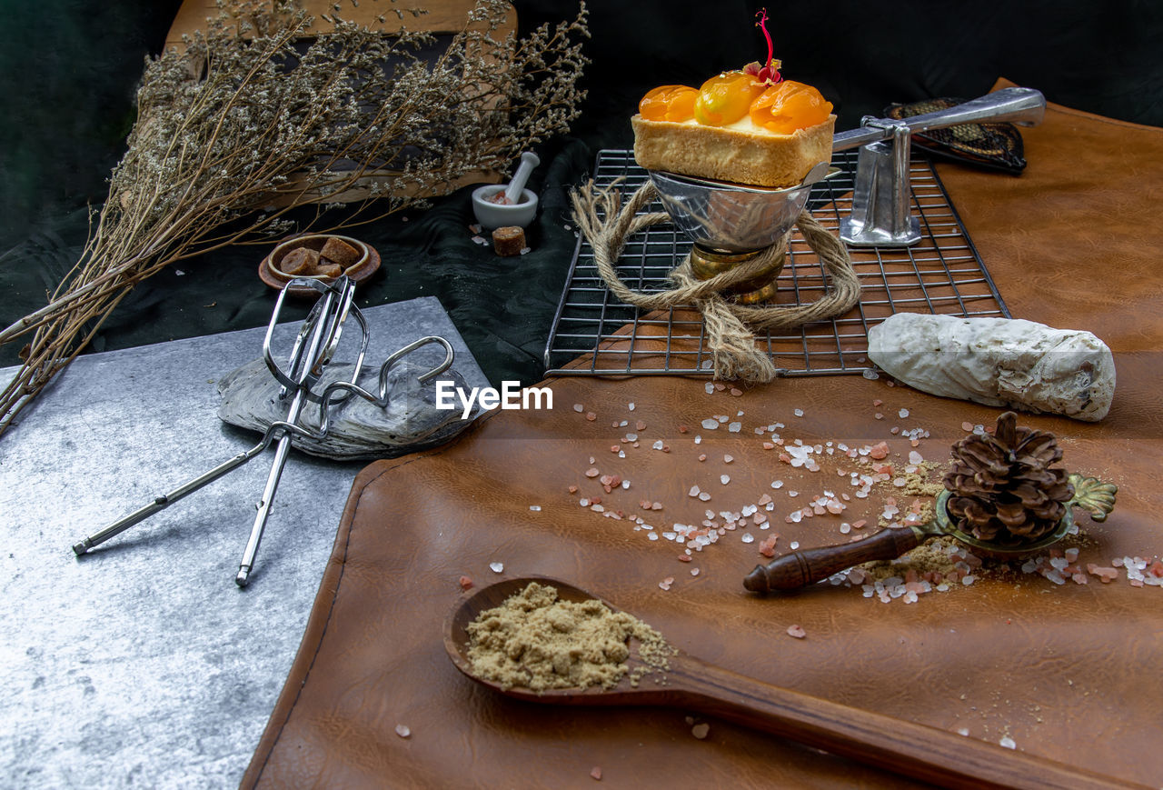 HIGH ANGLE VIEW OF ICE CREAM IN GLASS ON TABLE