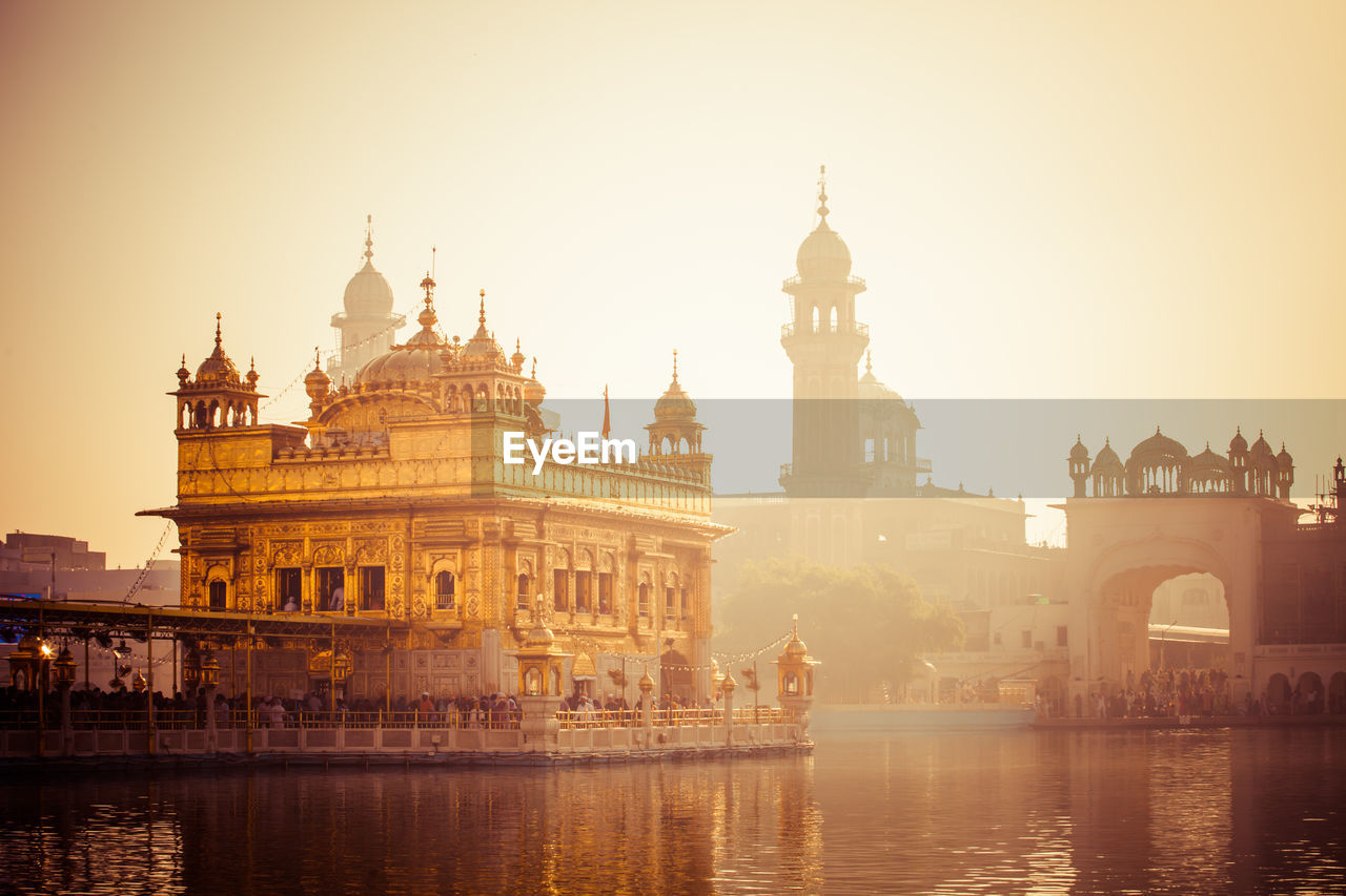 VIEW OF BUILDINGS IN CITY AT SUNSET