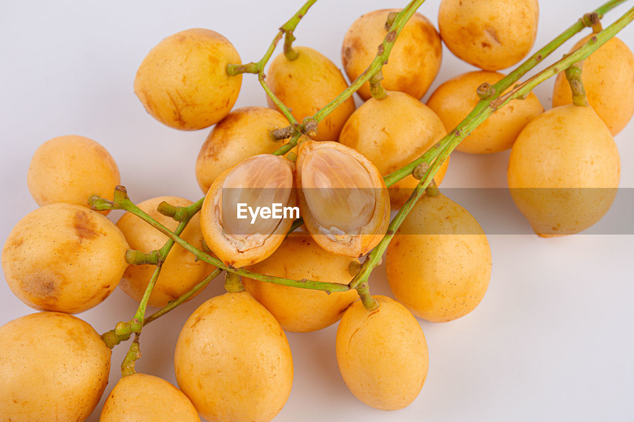 CLOSE-UP OF ORANGES ON TABLE