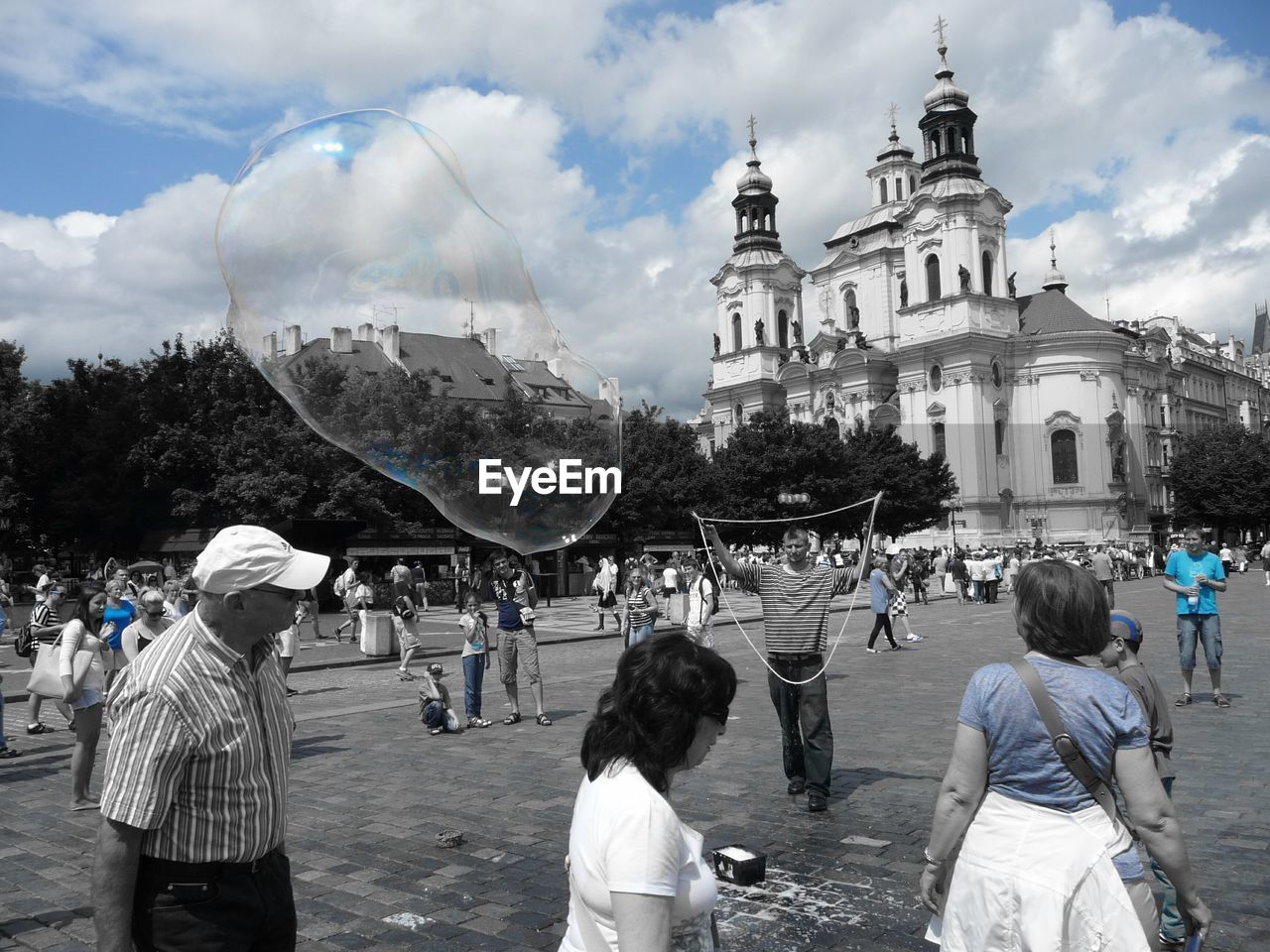 PEOPLE IN FRONT OF BUILDINGS AGAINST SKY