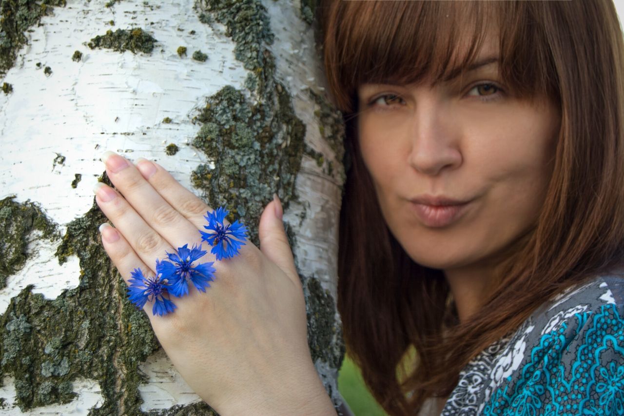 CLOSE-UP PORTRAIT OF YOUNG WOMAN WITH HANDS