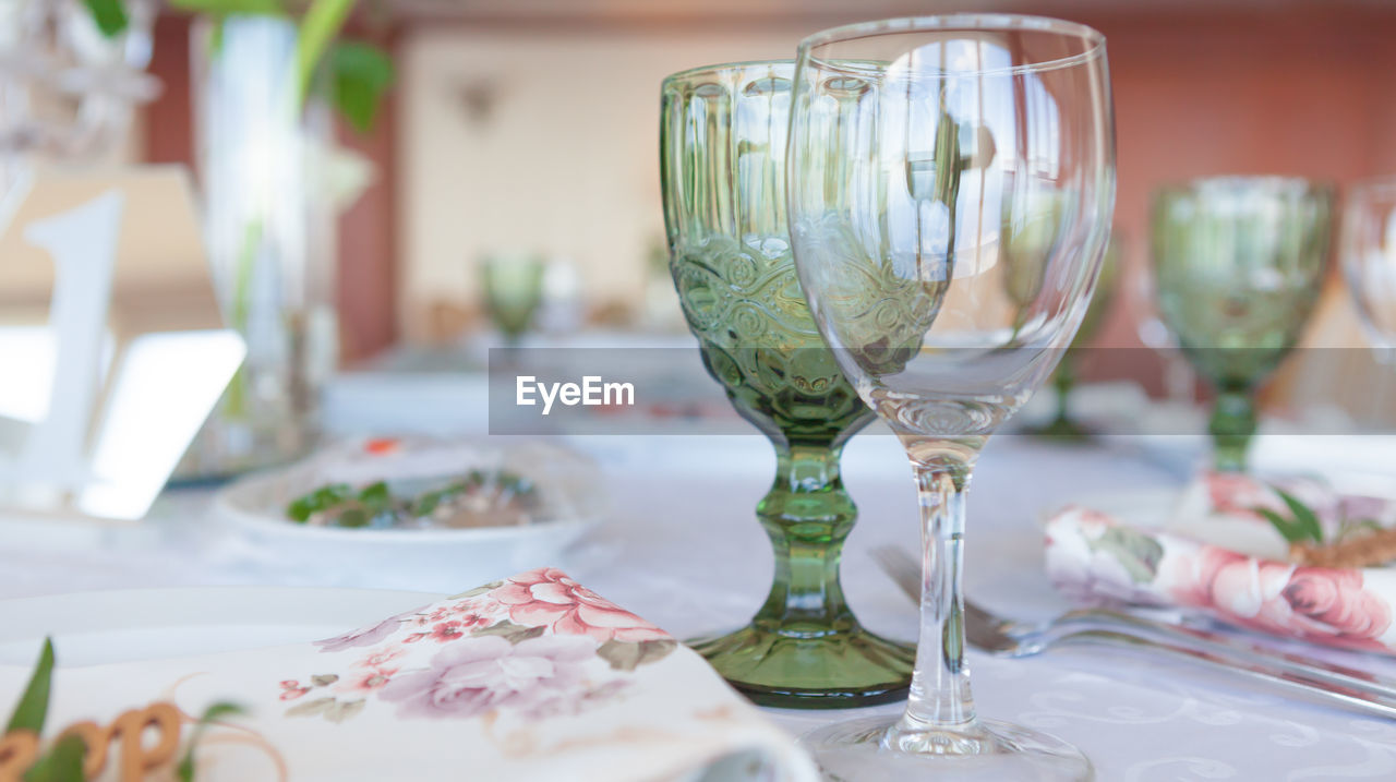 CLOSE-UP OF WINE IN GLASS