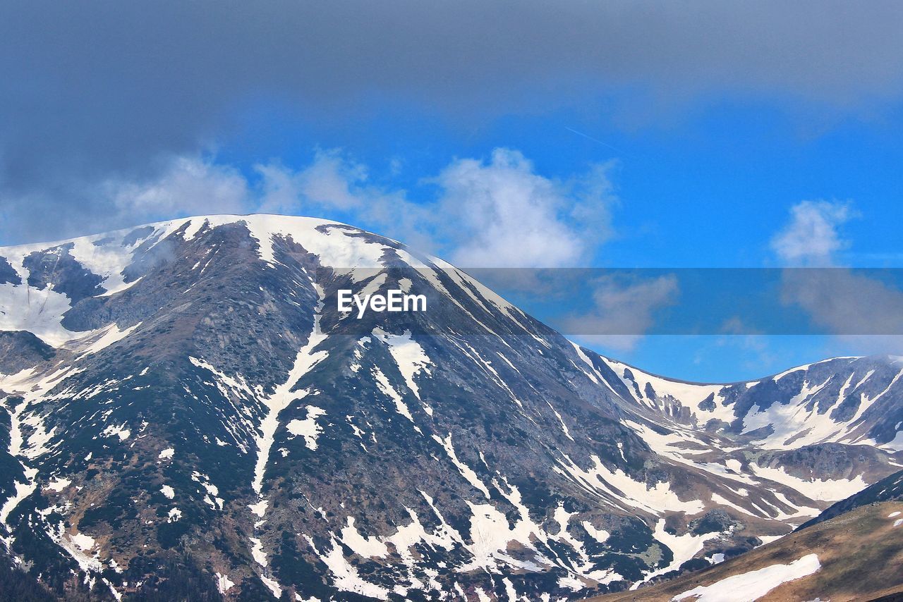 SNOWCAPPED MOUNTAIN AGAINST SKY