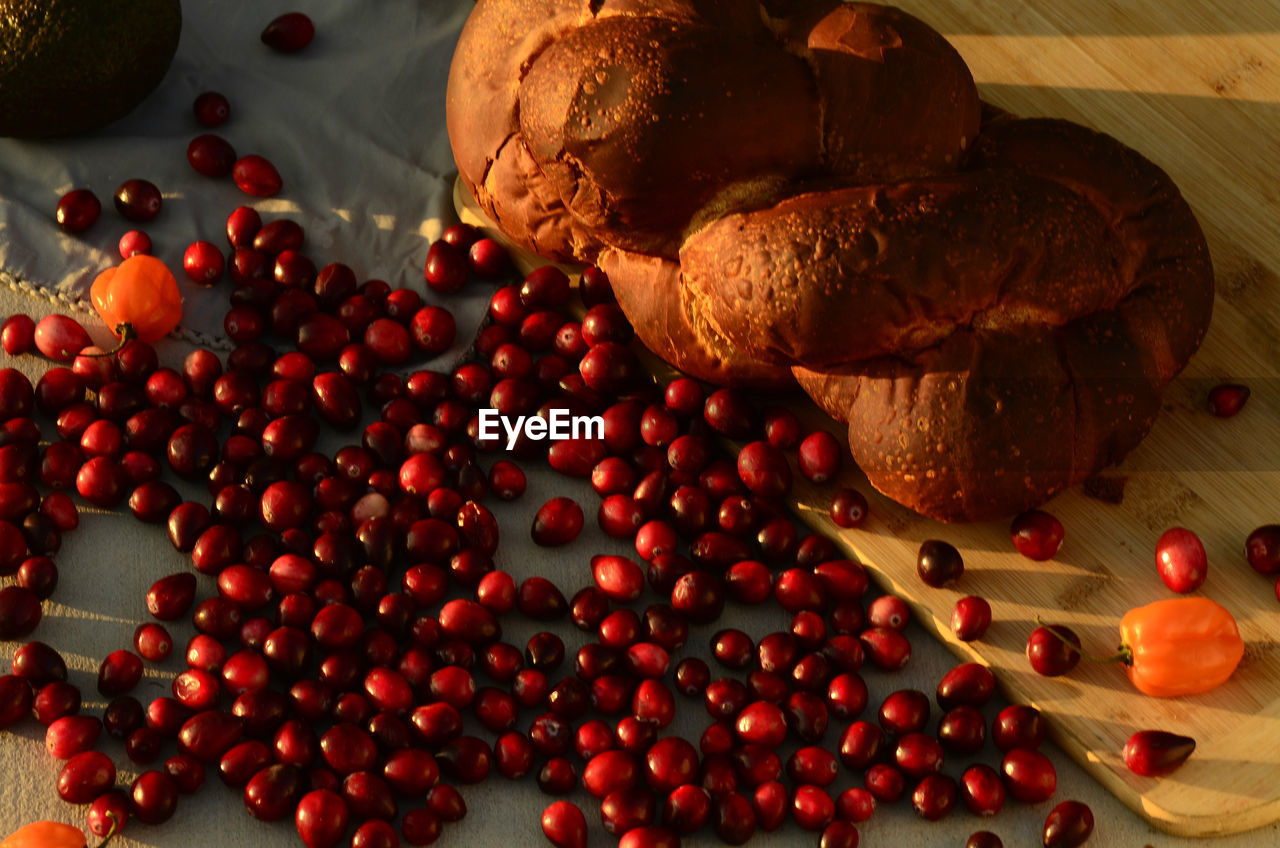 CLOSE-UP OF BLUEBERRIES ON TABLE