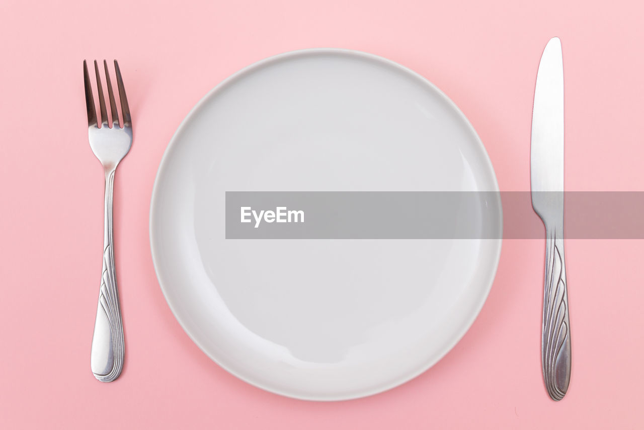 DIRECTLY ABOVE SHOT OF EMPTY PLATE AND TABLE