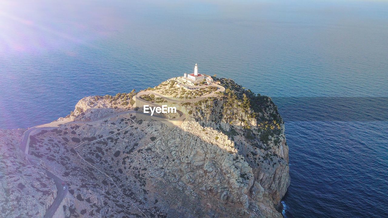 HIGH ANGLE VIEW OF ROCK ON SHORE