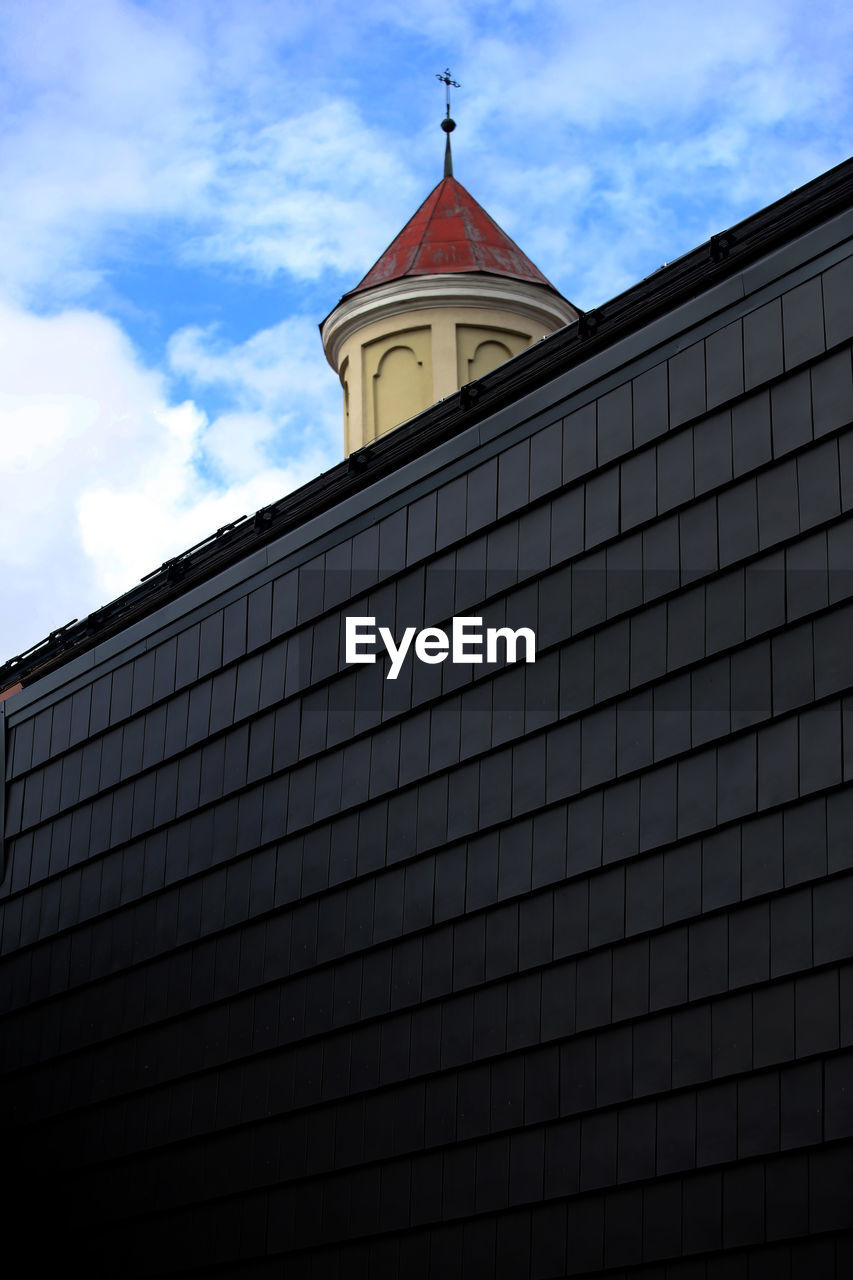 LOW ANGLE VIEW OF MODERN BUILDING AGAINST SKY IN CITY