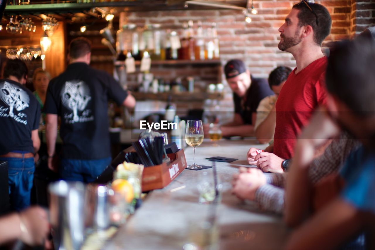 GROUP OF PEOPLE AT RESTAURANT TABLE