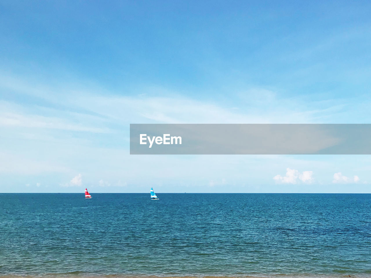 SAILBOAT ON SEA AGAINST SKY