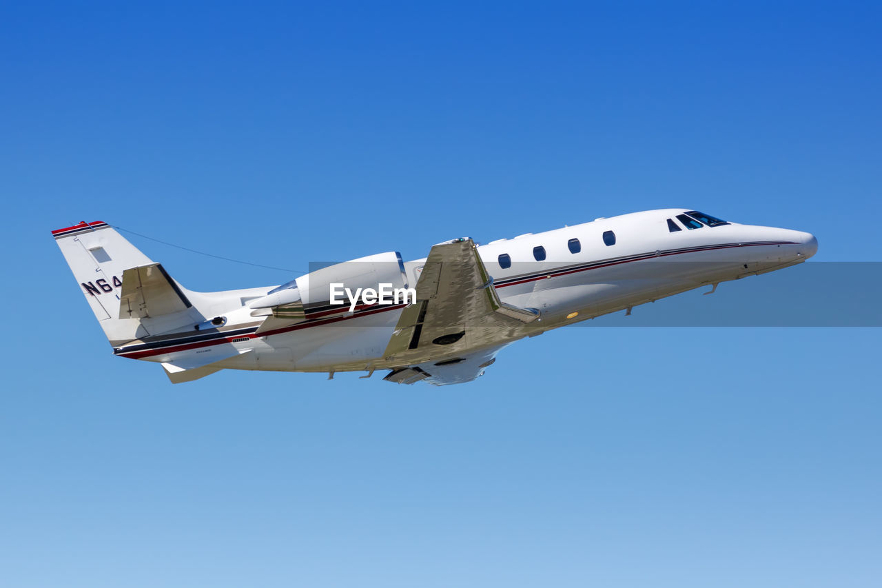 LOW ANGLE VIEW OF AIRPLANE AGAINST CLEAR SKY