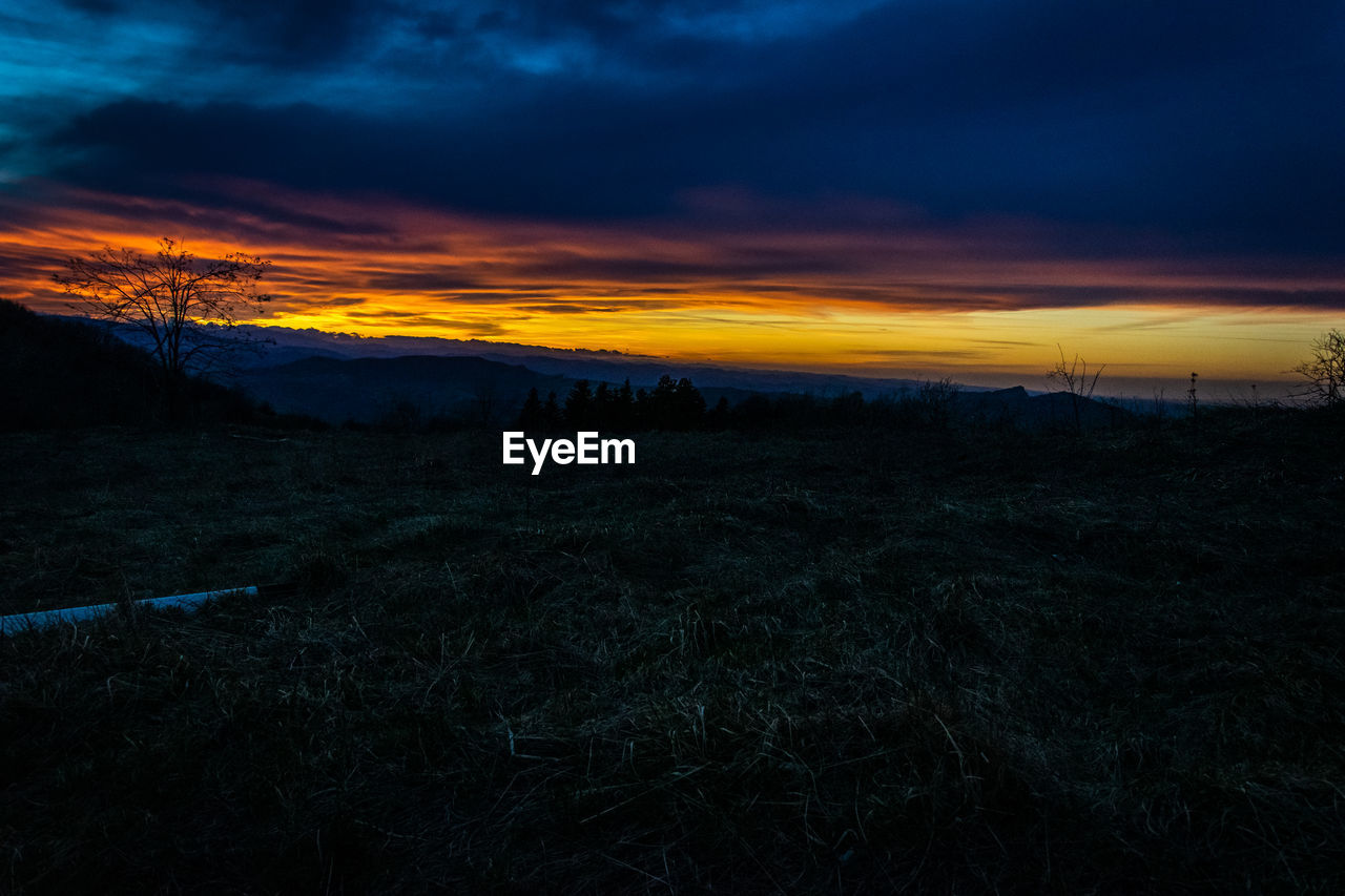 SCENIC VIEW OF DRAMATIC SKY OVER SILHOUETTE LAND