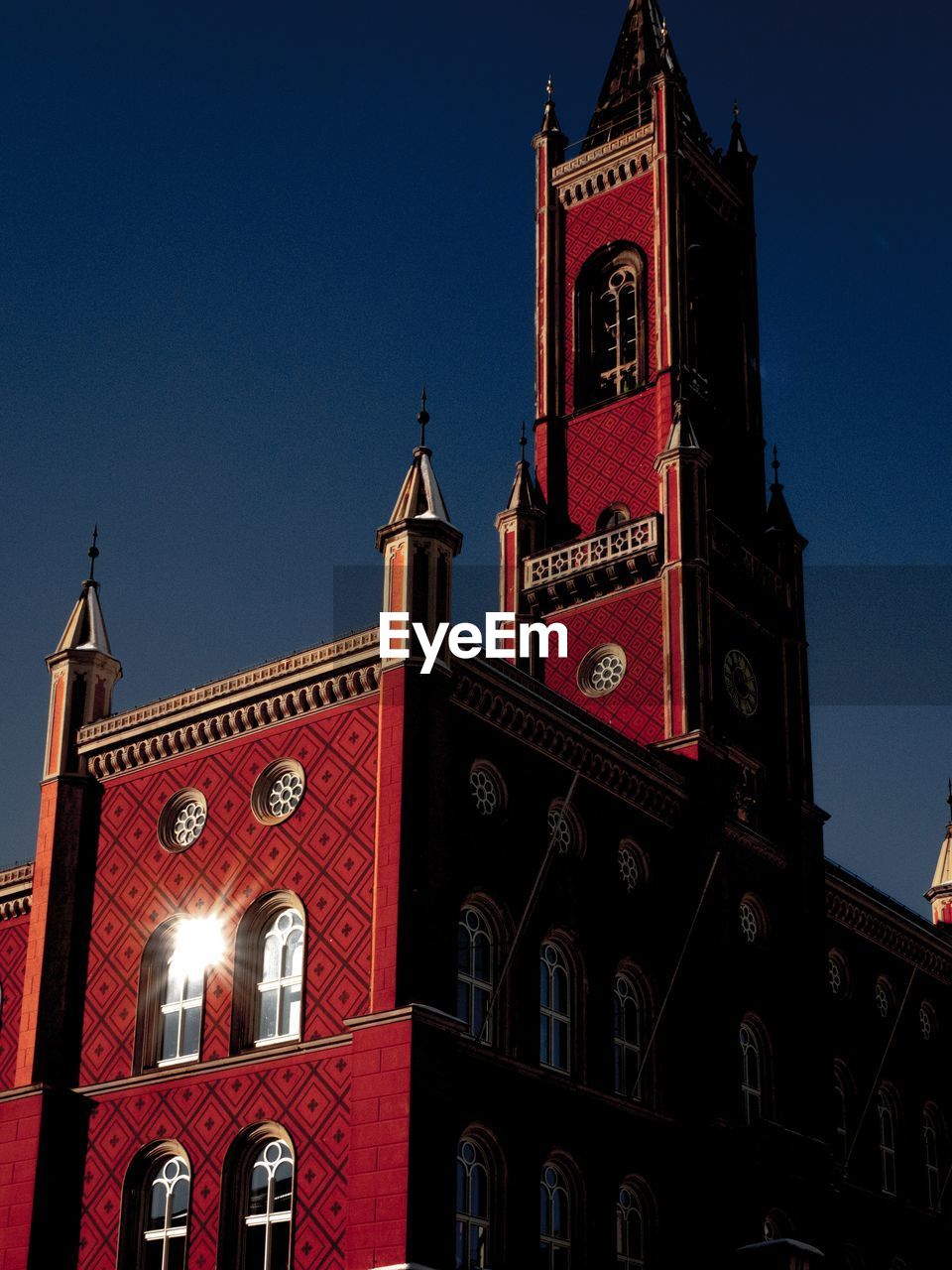 LOW ANGLE VIEW OF CLOCK TOWER AGAINST SKY