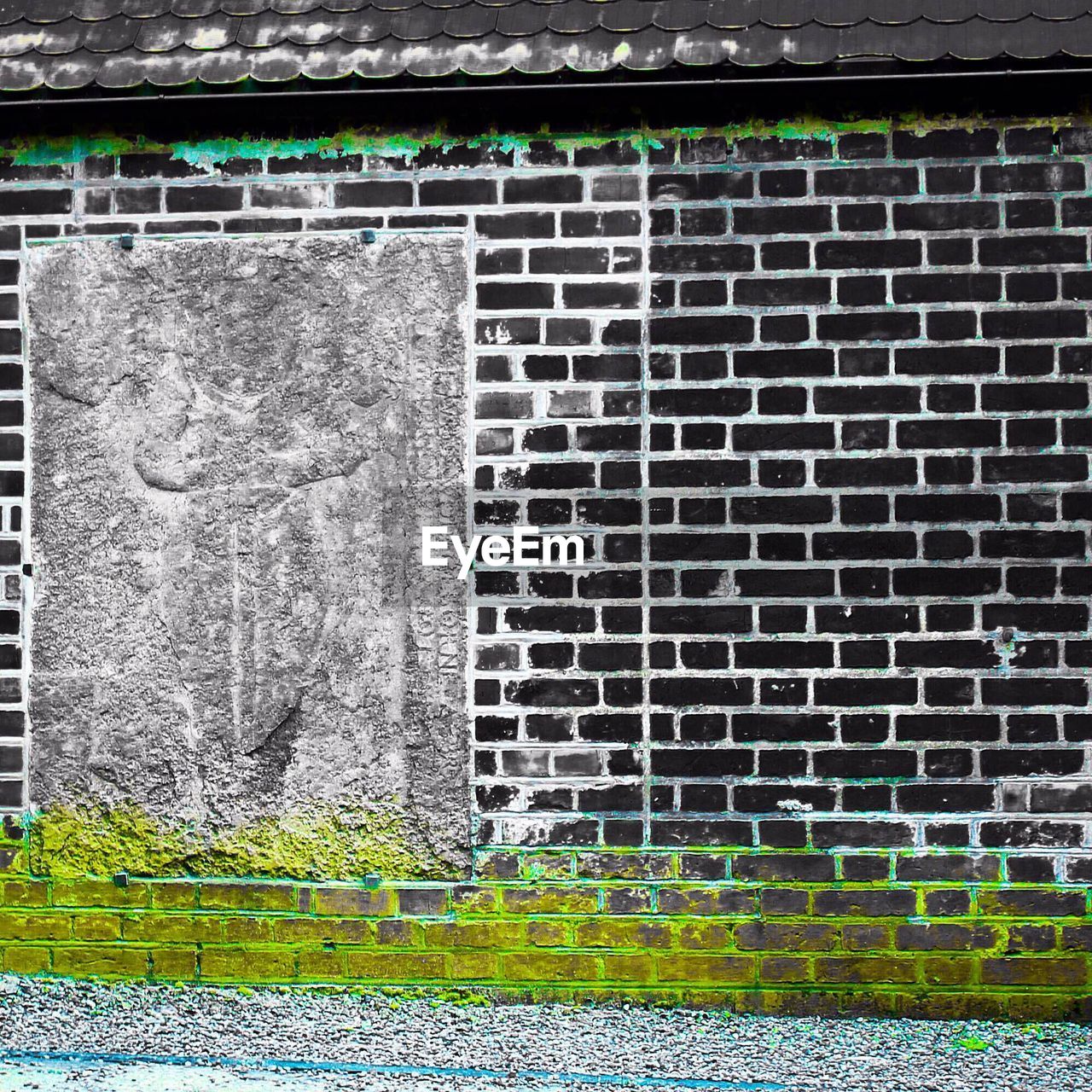 FULL FRAME SHOT OF BRICK WALL WITH GREEN LEAVES