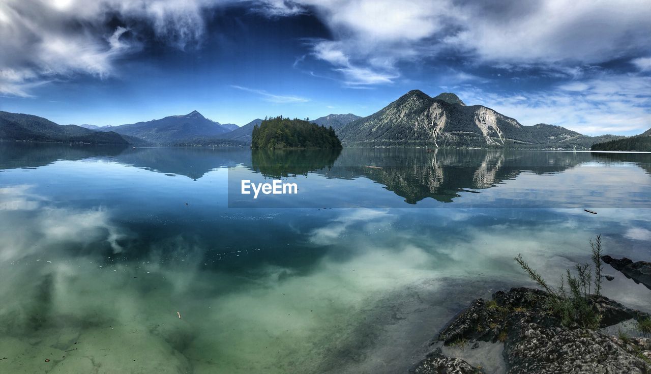 PANORAMIC VIEW OF LAKE AND MOUNTAIN AGAINST SKY