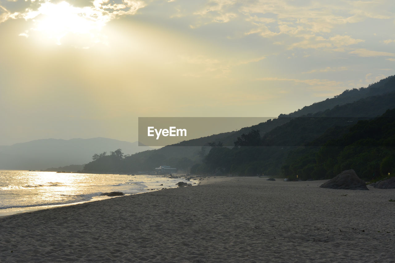 SCENIC VIEW OF SEA BY MOUNTAINS AGAINST SKY