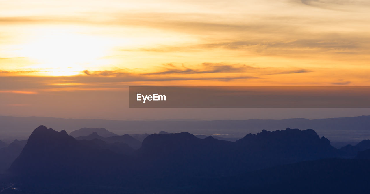 SCENIC VIEW OF SILHOUETTE MOUNTAIN AGAINST SKY DURING SUNSET