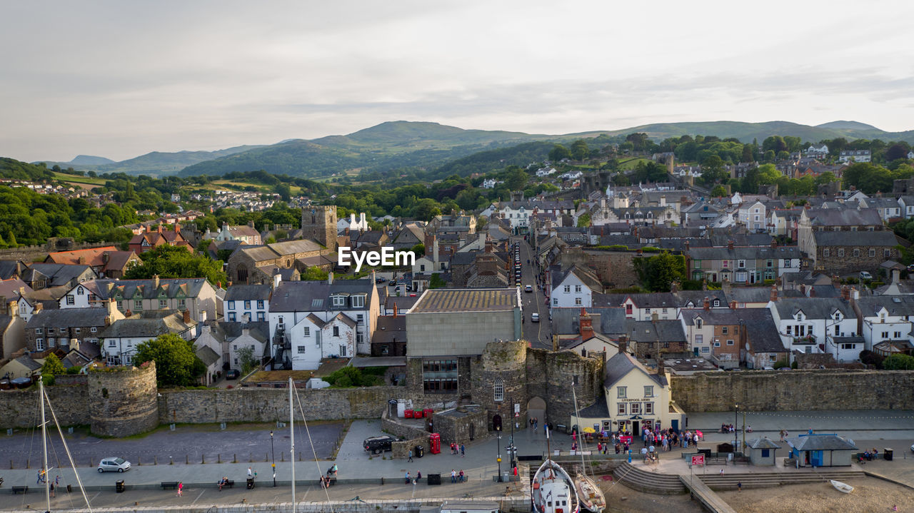 HIGH ANGLE VIEW OF TOWNSCAPE AGAINST SKY