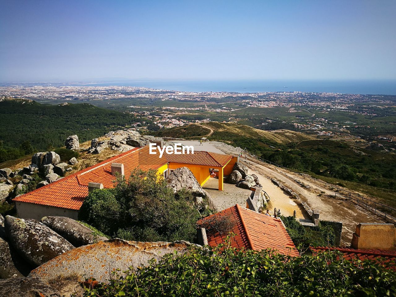 HIGH ANGLE VIEW OF CITYSCAPE AGAINST CLEAR SKY