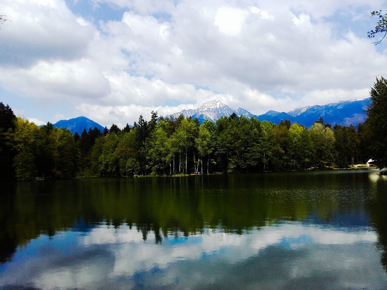 SCENIC VIEW OF LAKE AND MOUNTAINS AGAINST CLOUDY SKY