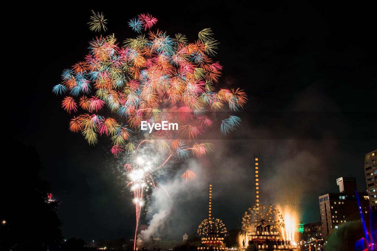 LOW ANGLE VIEW OF FIREWORK DISPLAY IN SKY