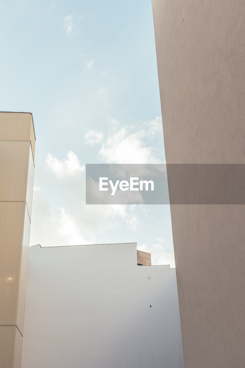 LOW ANGLE VIEW OF MODERN BUILDING AGAINST SKY