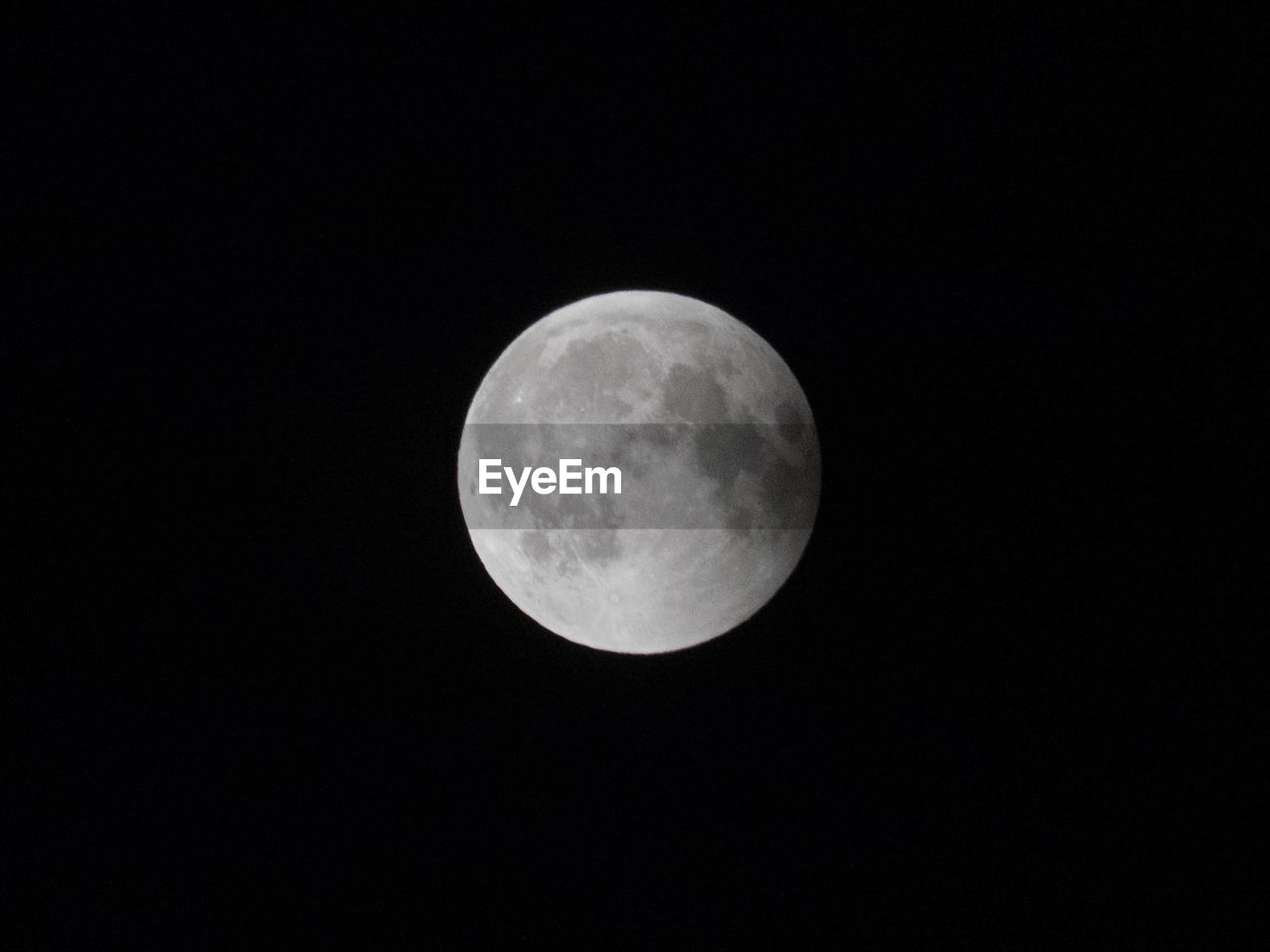LOW ANGLE VIEW OF FULL MOON IN SKY