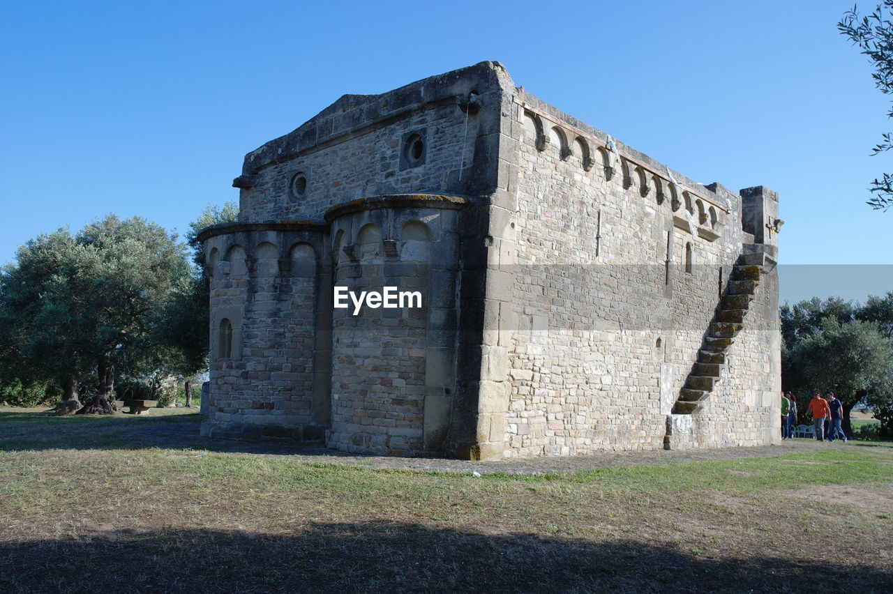 LOW ANGLE VIEW OF HISTORICAL BUILDING