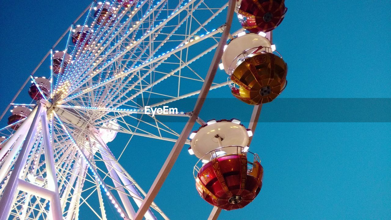 LOW ANGLE VIEW OF FERRIS WHEEL AGAINST CLEAR SKY