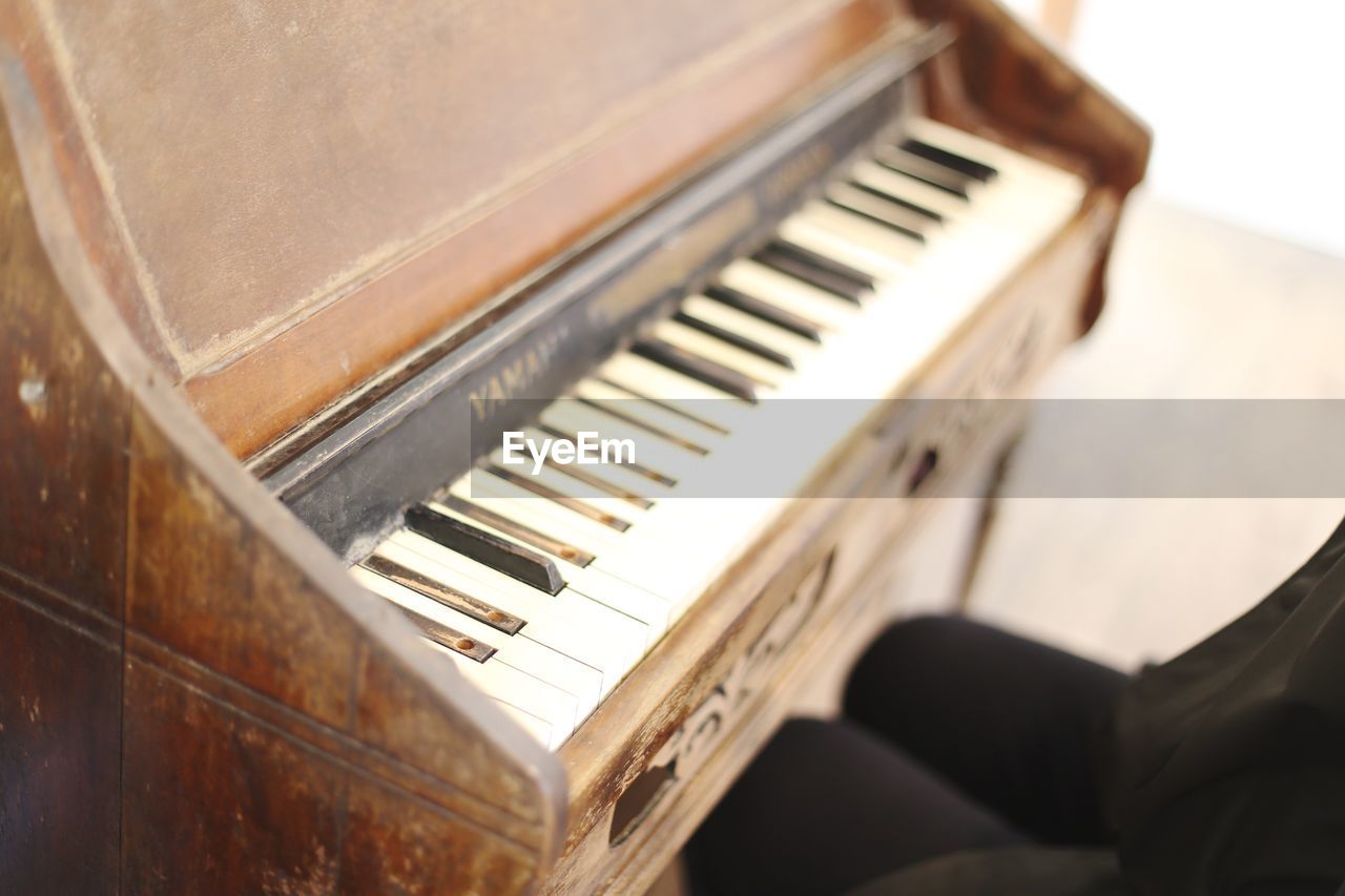 CLOSE-UP OF PIANO KEYS IN ROOM