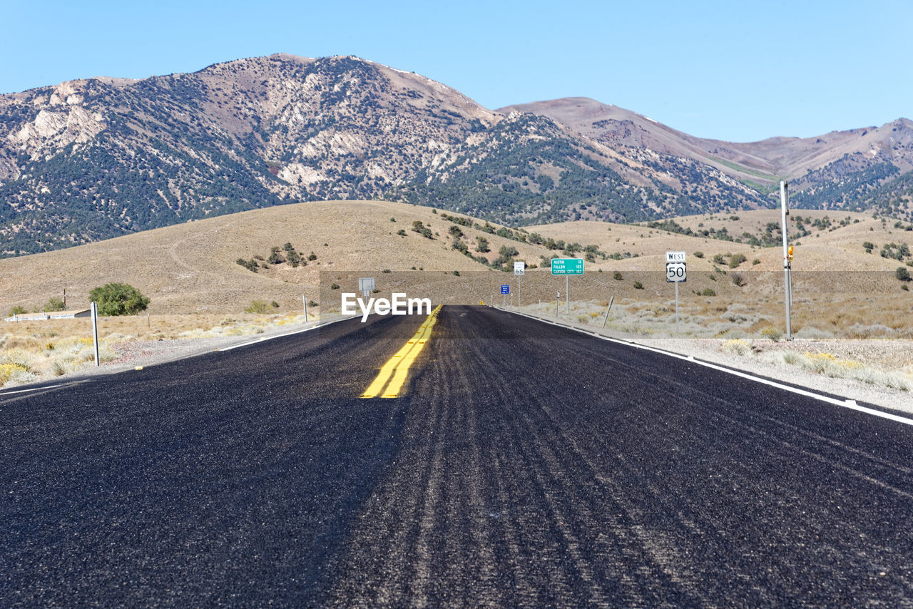 ROAD BY MOUNTAIN AGAINST SKY