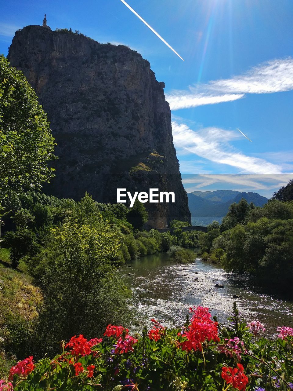 SCENIC VIEW OF LAKE AGAINST MOUNTAIN