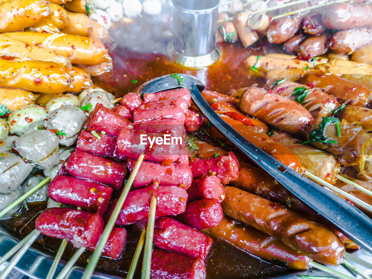 CLOSE-UP OF MEAT ON BARBECUE GRILL