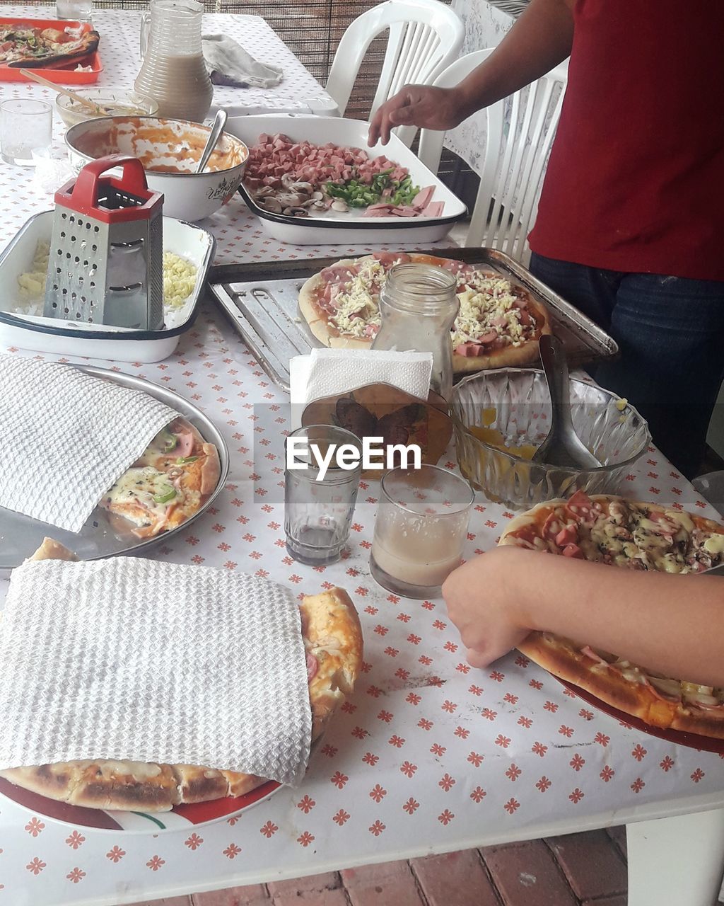 HIGH ANGLE VIEW OF FOOD ON TABLE