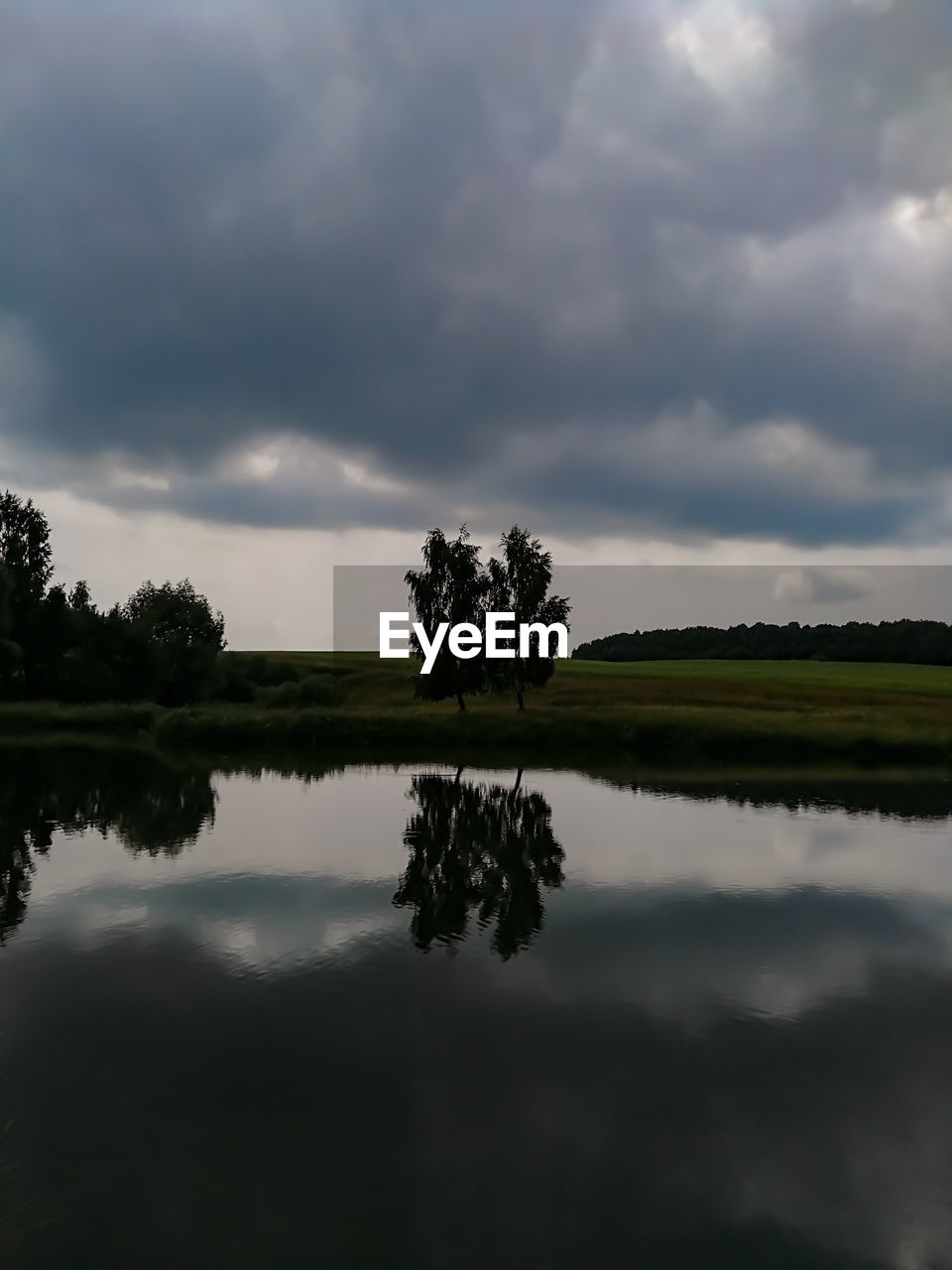 SCENIC VIEW OF LAKE AND TREES AGAINST SKY