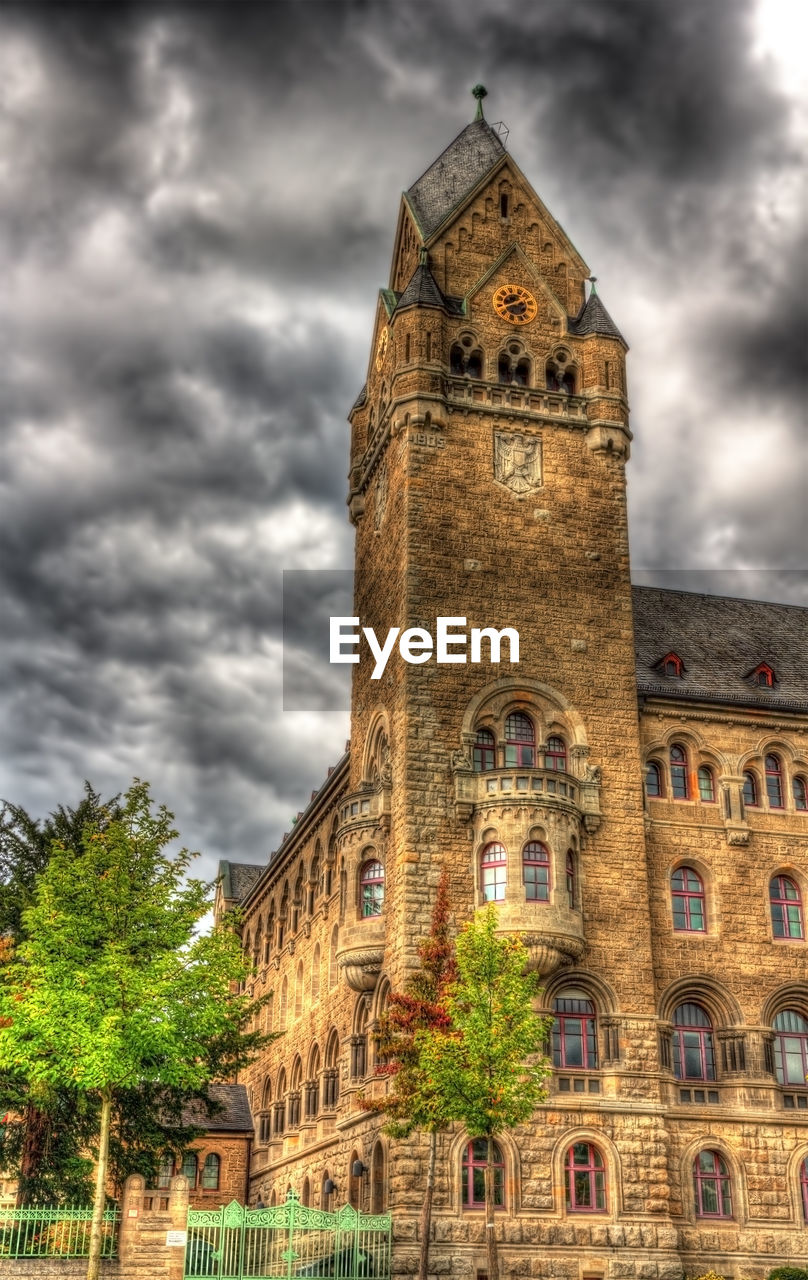 LOW ANGLE VIEW OF BUILDING AGAINST CLOUDY SKY