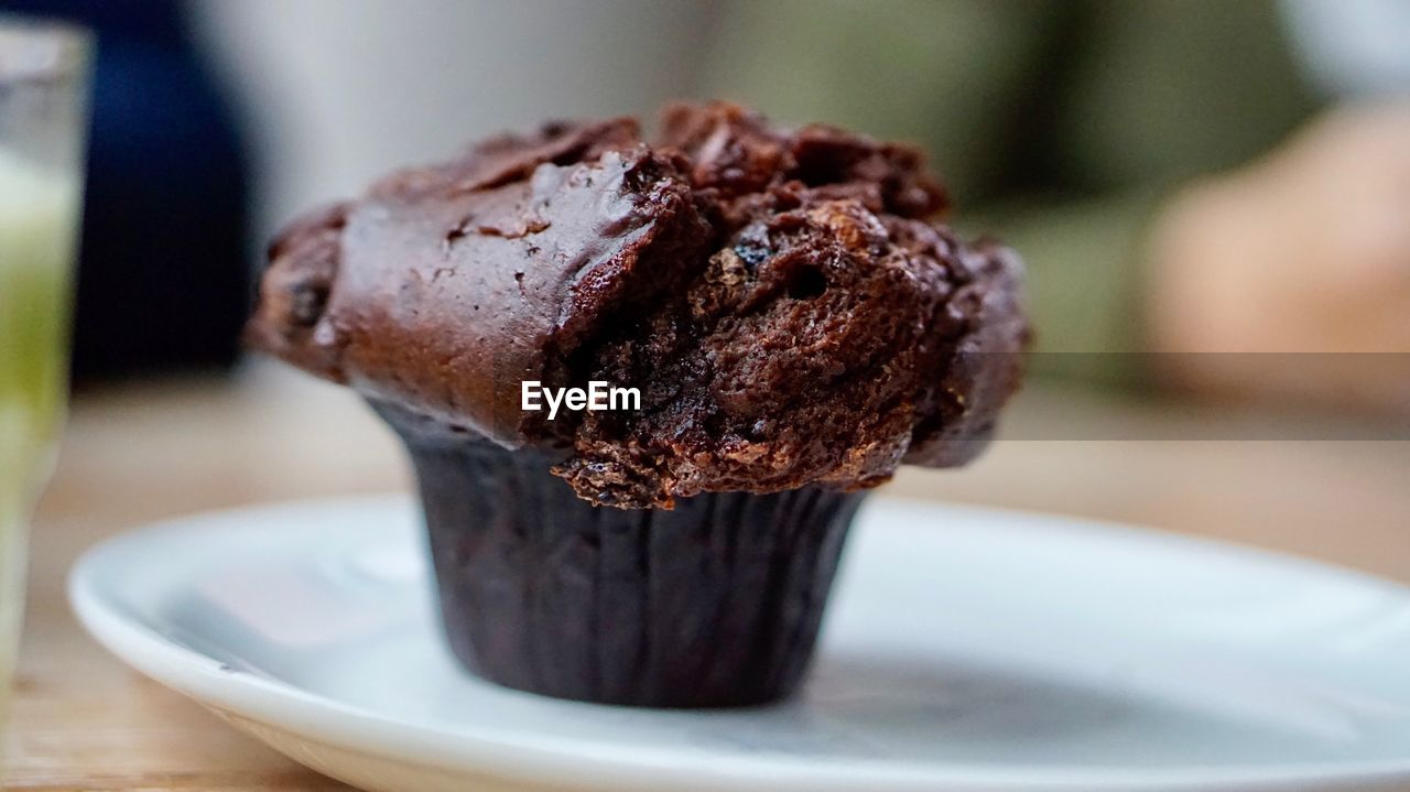 CLOSE-UP OF CHOCOLATE CAKE IN PLATE